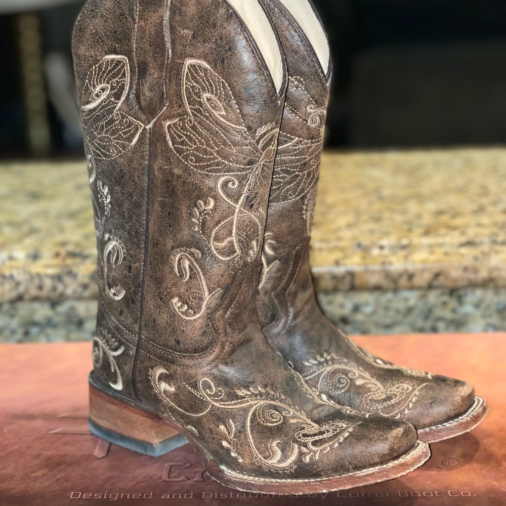 Women’s Size 5 boots
Paid 145.00